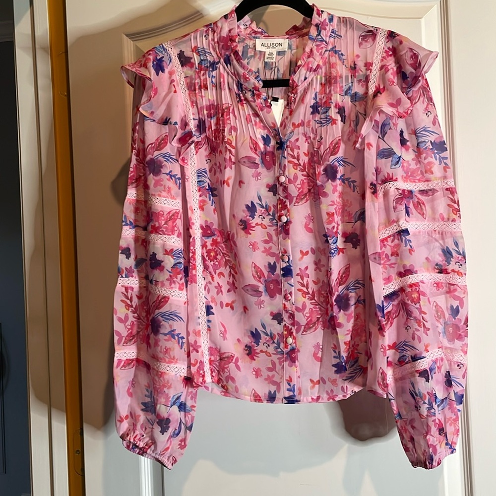🌸NWT ALLISON SIZE MED button-down, long sleeve lightweight, sheer pit to pit 22